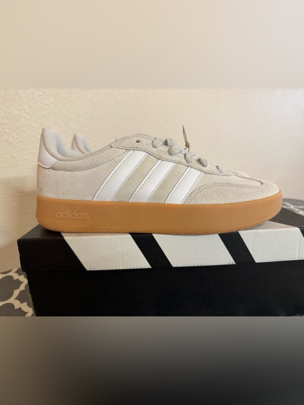 adidas Men’s Barreda Suede Sneakers, Light Gray/White Gum. Brand NEW